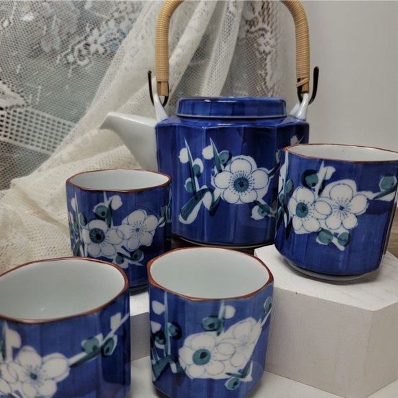 Japanese White Blue Floral Hand Painted Tea Pot & 4 Cup Set Made in Japan Vintag - Picture 2 of 10